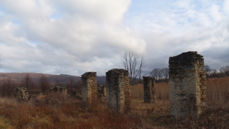 Ruiny stodoły dworskiej w Tworylnem, fot. Mzungu, CC BY-SA 3.0, Wikimedia Commons