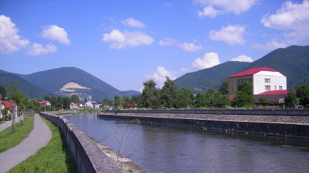 Zregulované koryto rieky Turiec vo Vrútkach, Szeder László, CC BY-SA 4.0