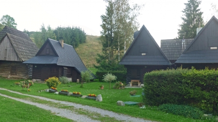 Zuberec - Milotínska ulica, SchiDD, CC BY-SA 4.0, Wikimedia Commons