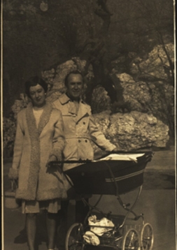 Władysław Nehrebecki z żoną Elżbietą i córką   na spacerze w Krakowie. Wiosna 1975, aut. Mitryl, CC BY 3.0, via   Wikimedia Commons