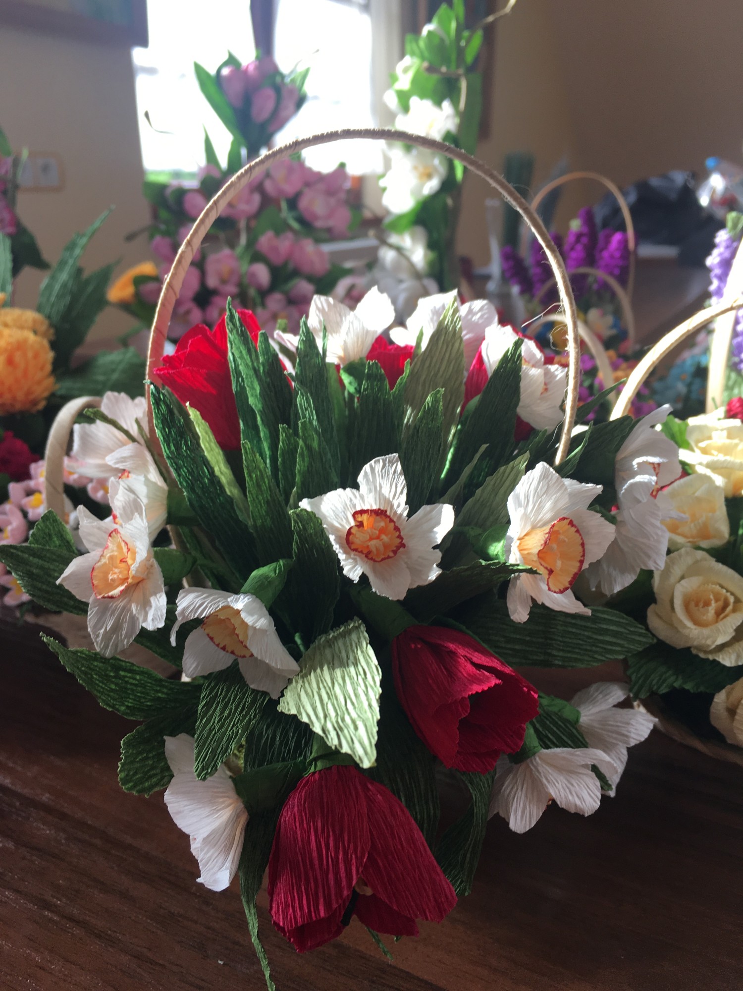 Kompozycje kwiatów z bibuły wykonanych metodą zwijania i rolowania, fot. Paulina Daczkowska, ARR S.A.