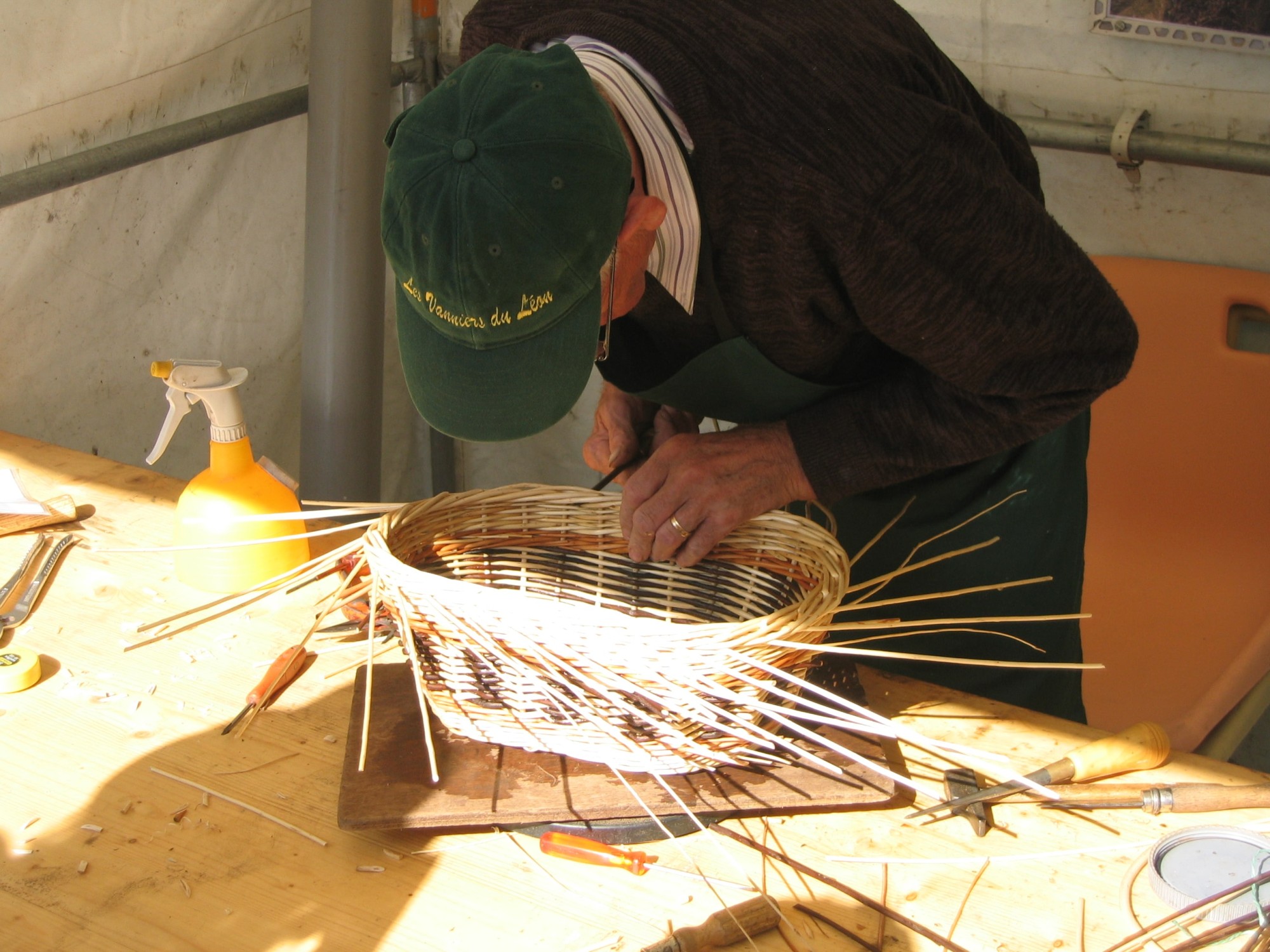 Vannier confectionnant un panier, Thesupermat, CC BY-SA 3.0